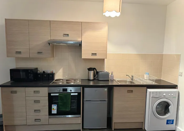 The Trafford Luxe , Garage Parking, Self Check-In Anytime - Perfect For Late Arrivals, Ultra- Fast Wi-Fi, 5 Mins To Old Trafford Stadium
