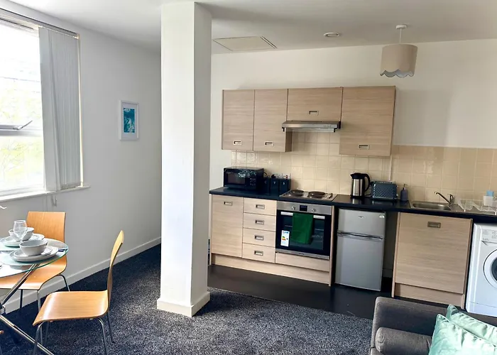 The Trafford Luxe , Garage Parking, Self Check-In Anytime - Perfect For Late Arrivals, Ultra- Fast Wi-Fi, 5 Mins To Old Trafford Stadium