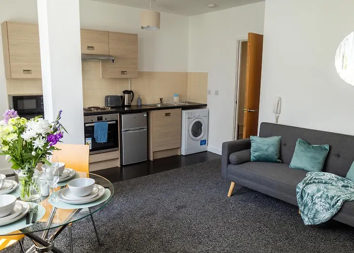 The Trafford Luxe , Garage Parking, Self Check-In Anytime - Perfect For Late Arrivals, Ultra- Fast Wi-Fi, 5 Mins To Old Trafford Stadium